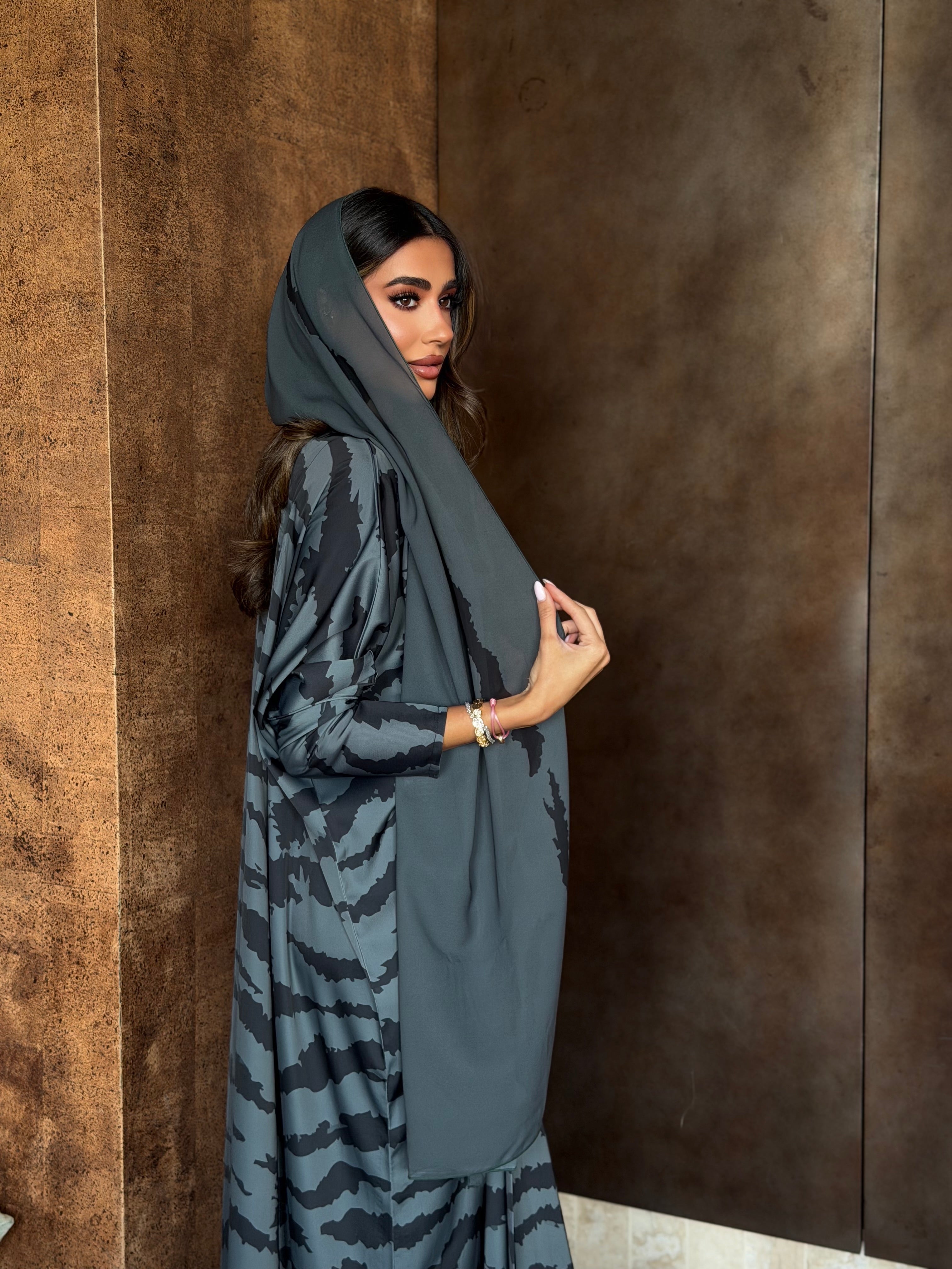 AT598 Zebra Gray Half Bisht print Abaya
