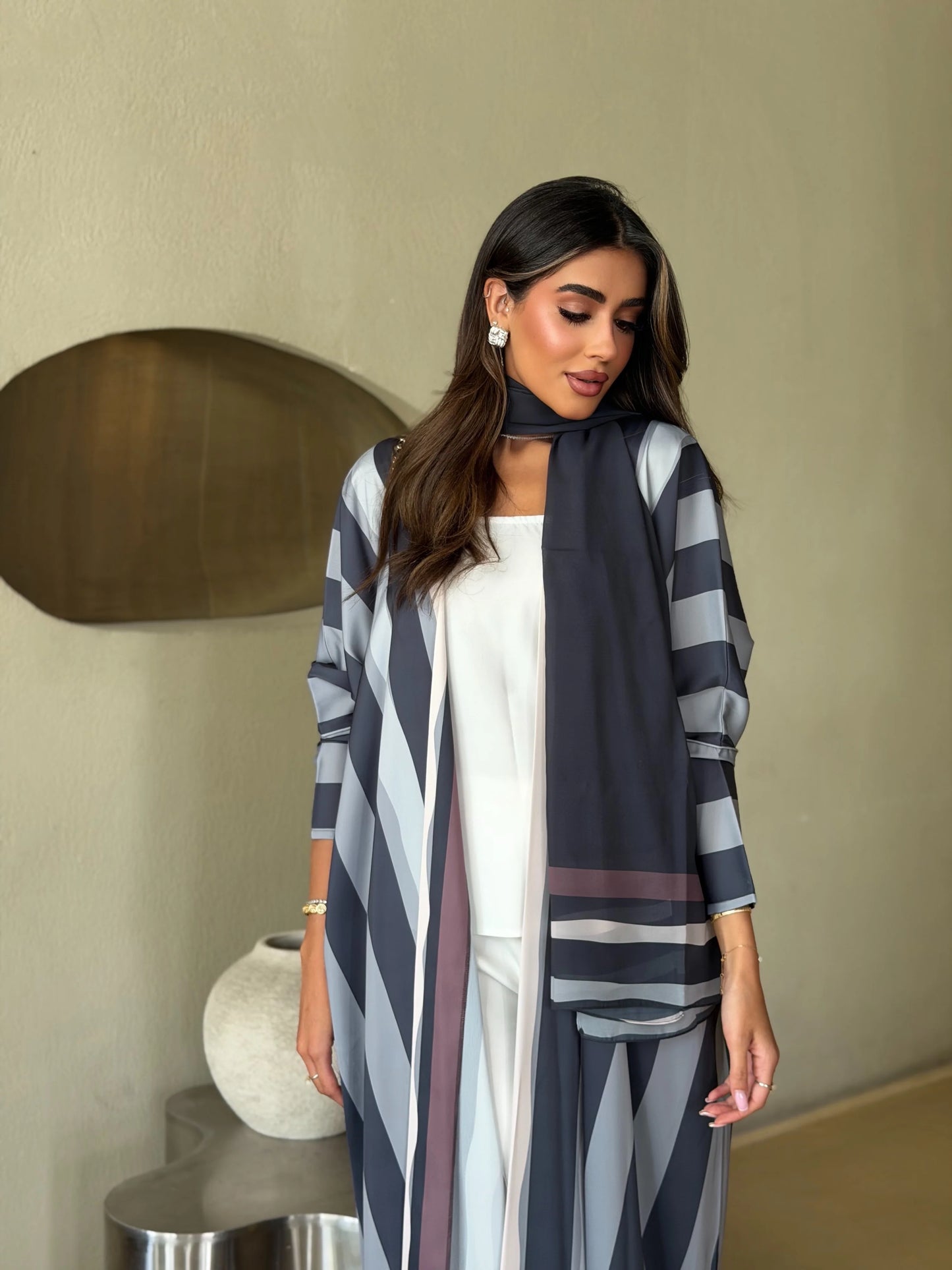 AT557 print Bisht Abaya