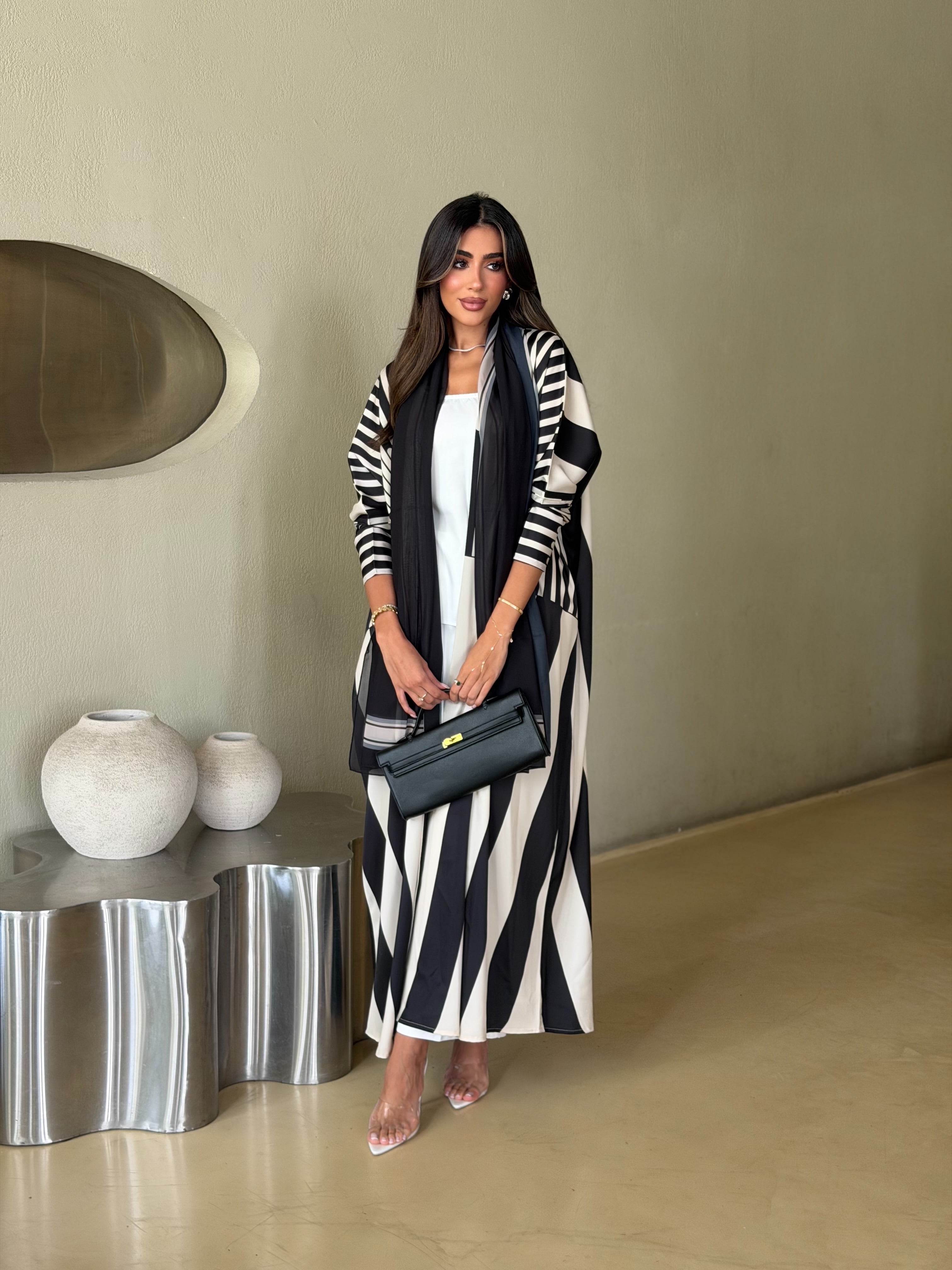 AT558 print Bisht Abaya