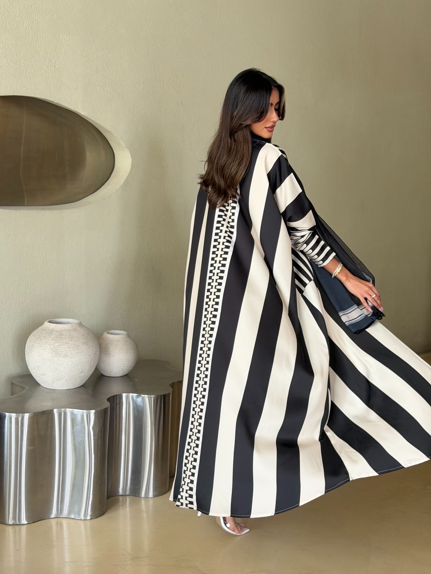 AT558 print Bisht Abaya