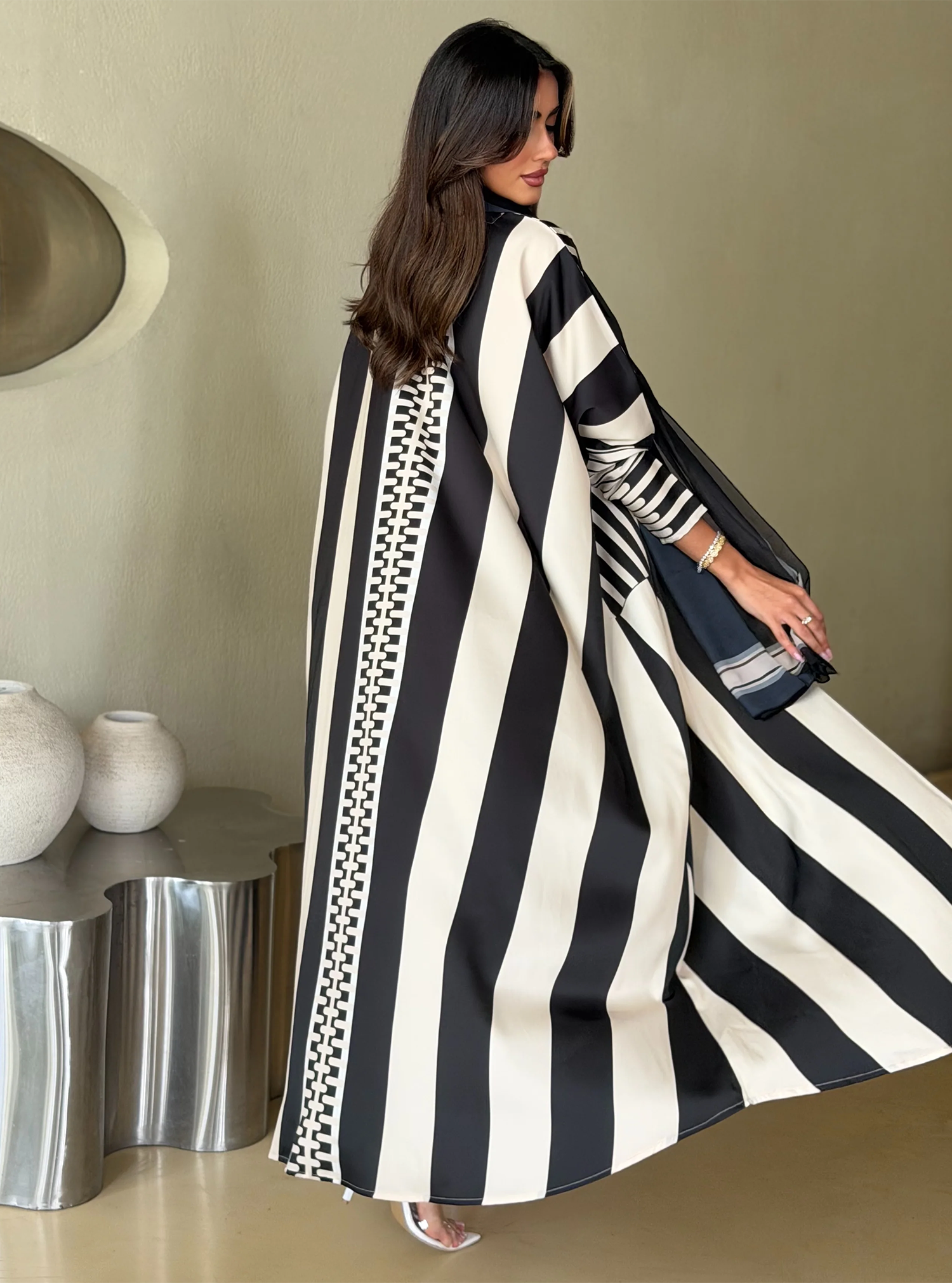 AT558 print Bisht Abaya