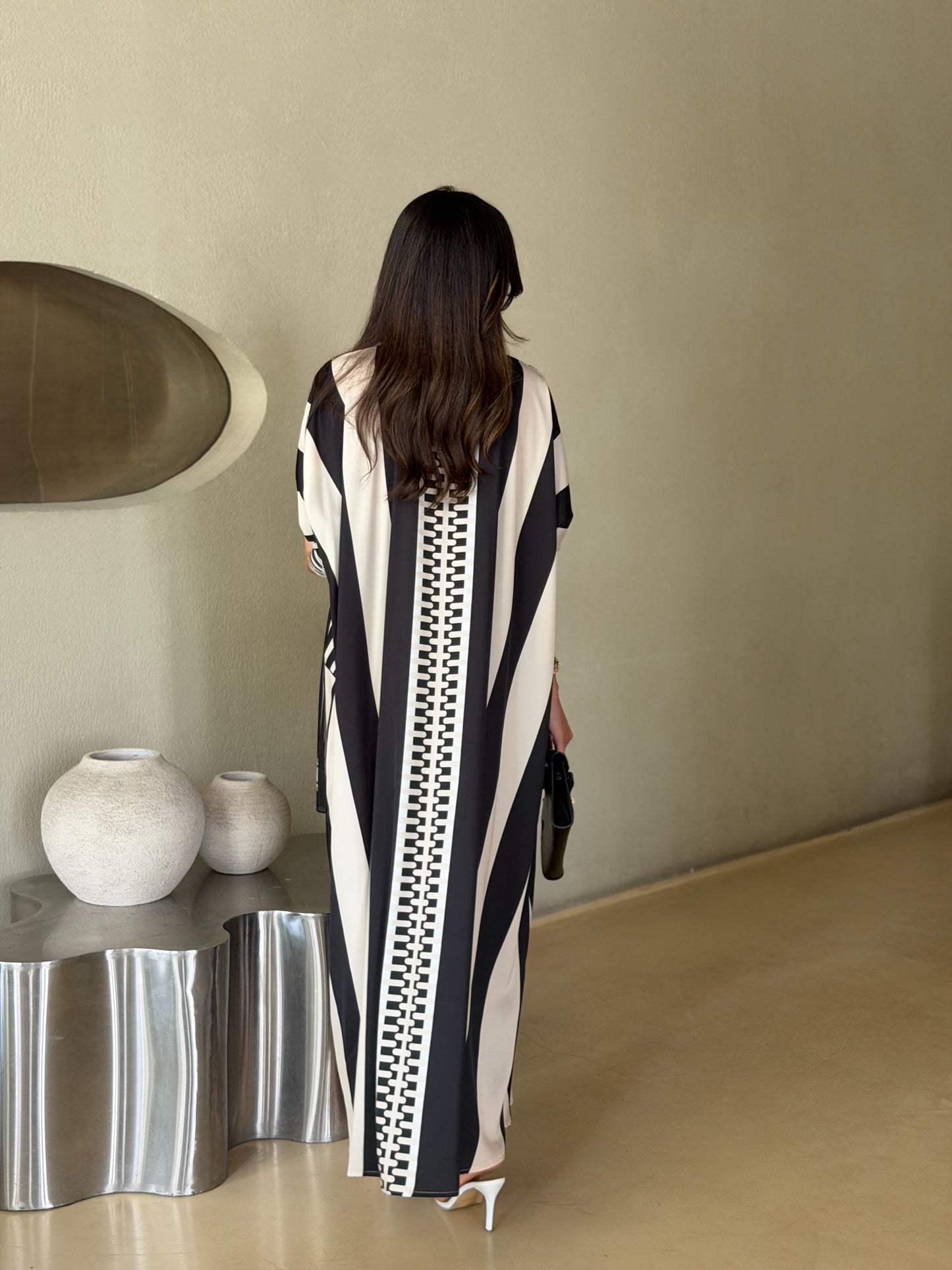 AT558 print Bisht Abaya
