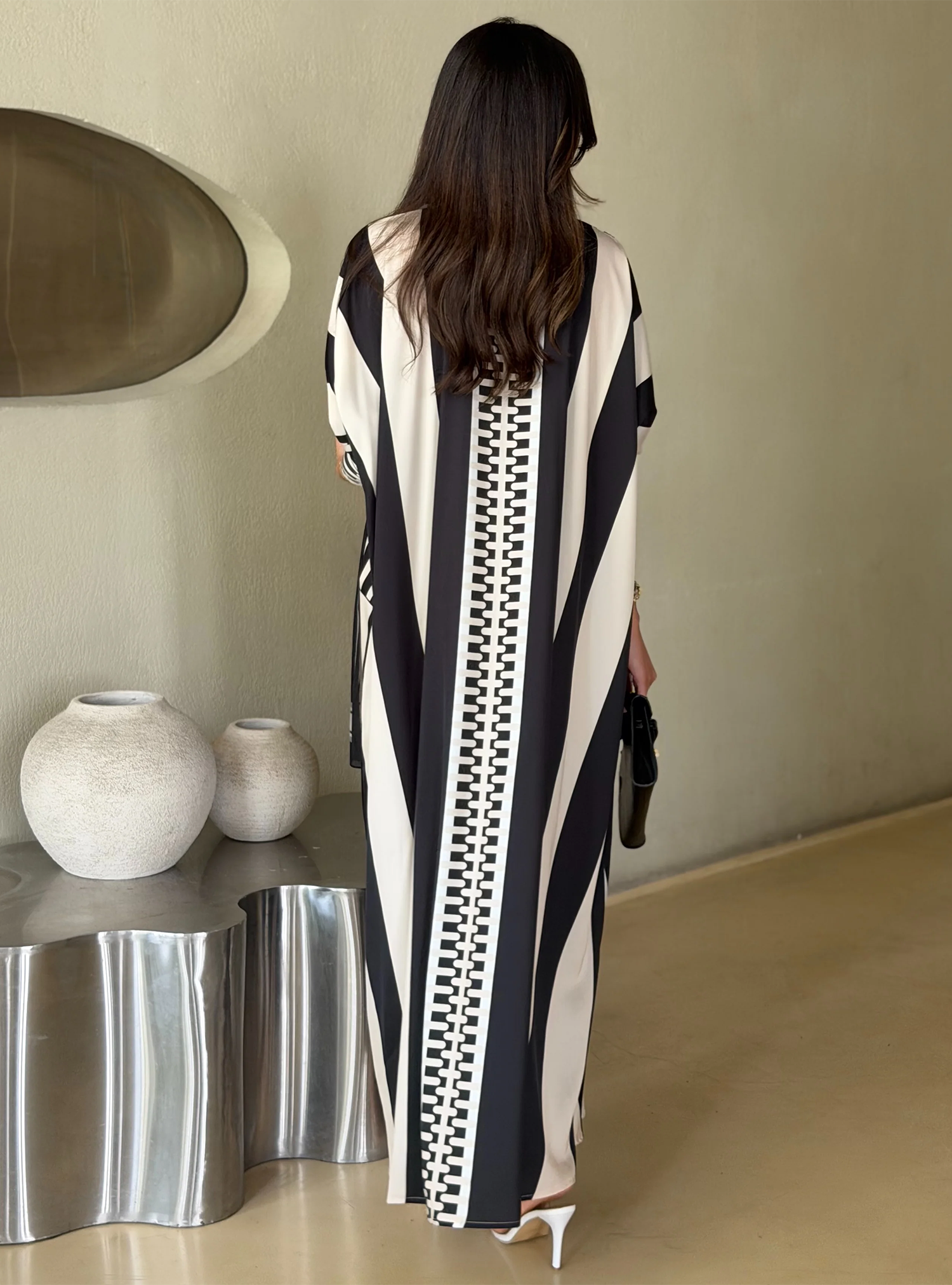 AT558 print Bisht Abaya