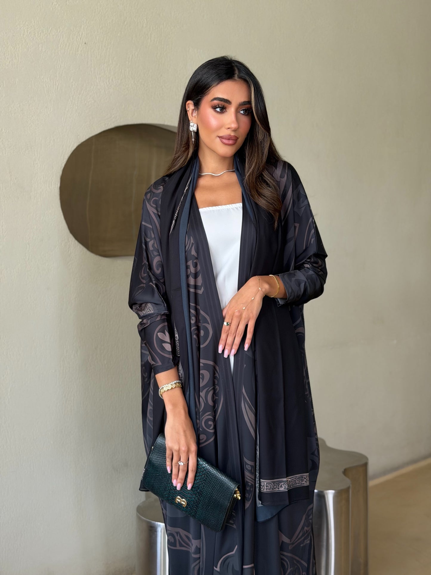 AT568 print Bisht Abaya