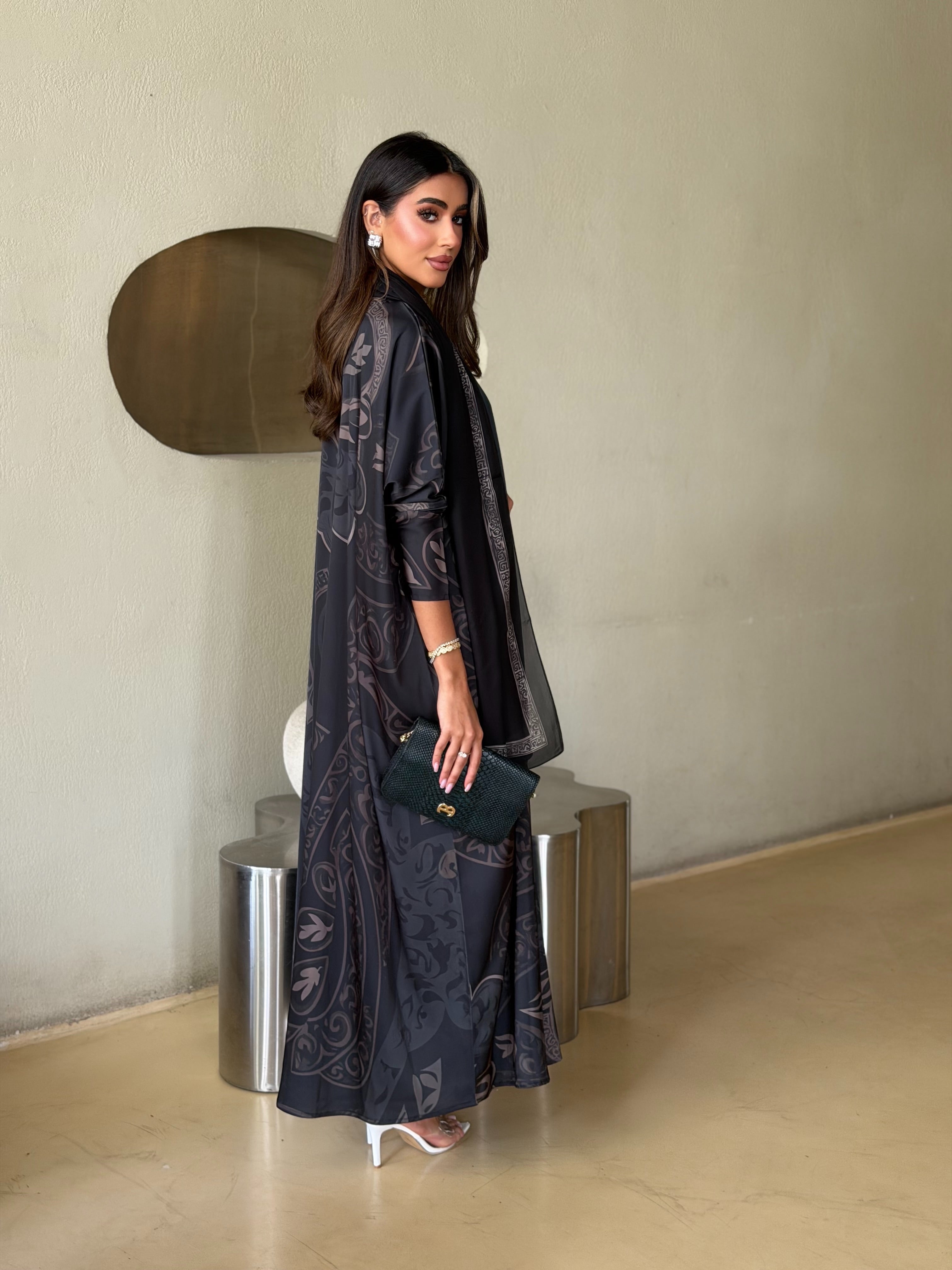 AT568 print Bisht Abaya