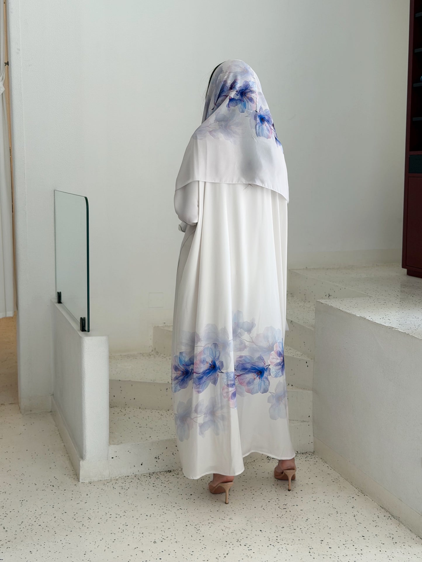 AT524 print Bisht Abaya