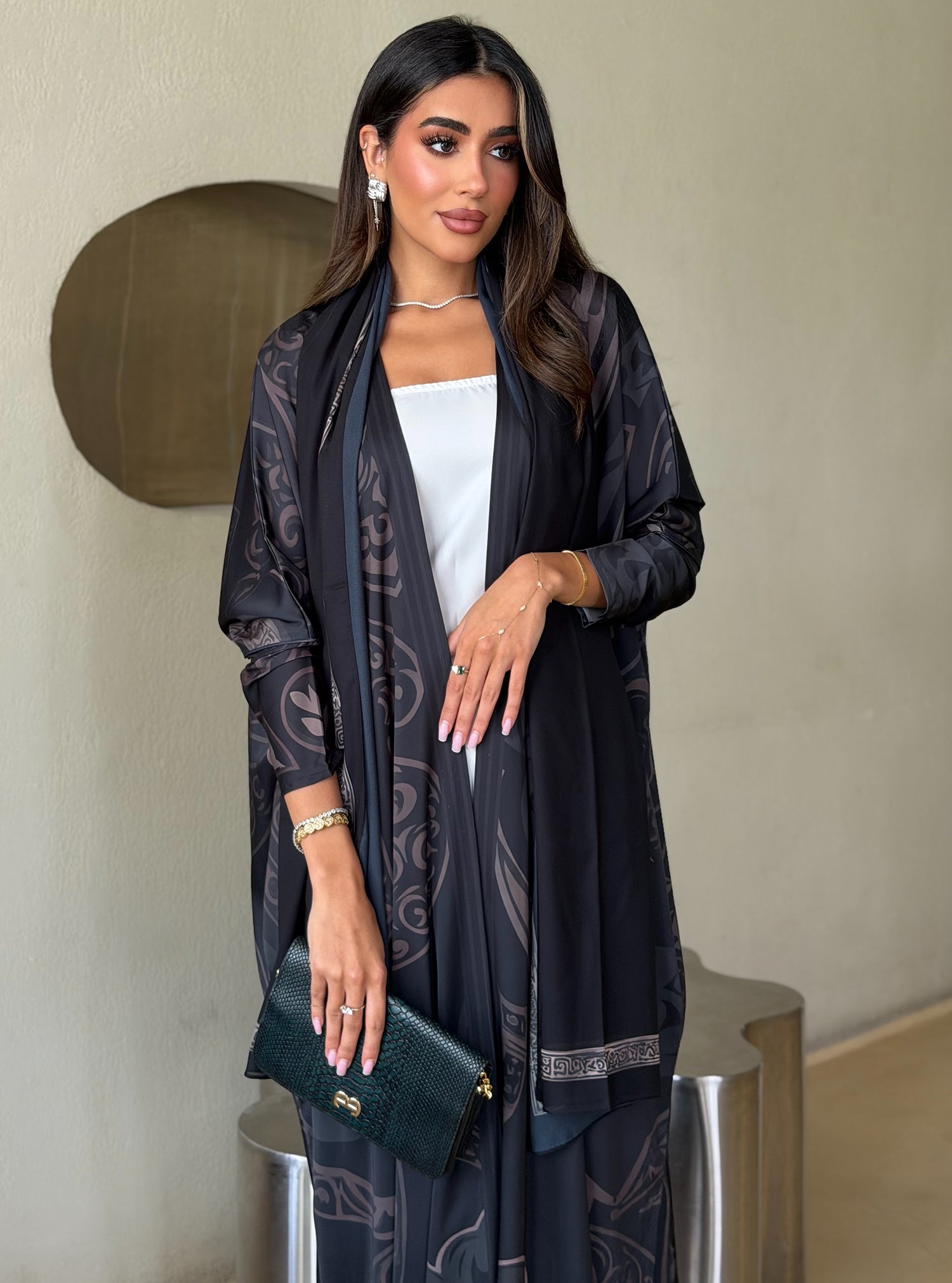 AT568 print Bisht Abaya