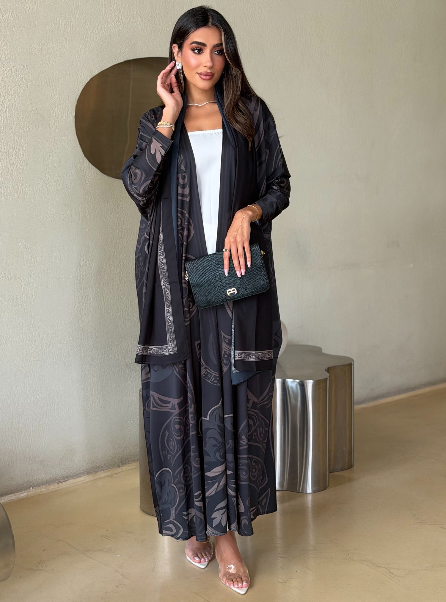 AT568 print Bisht Abaya