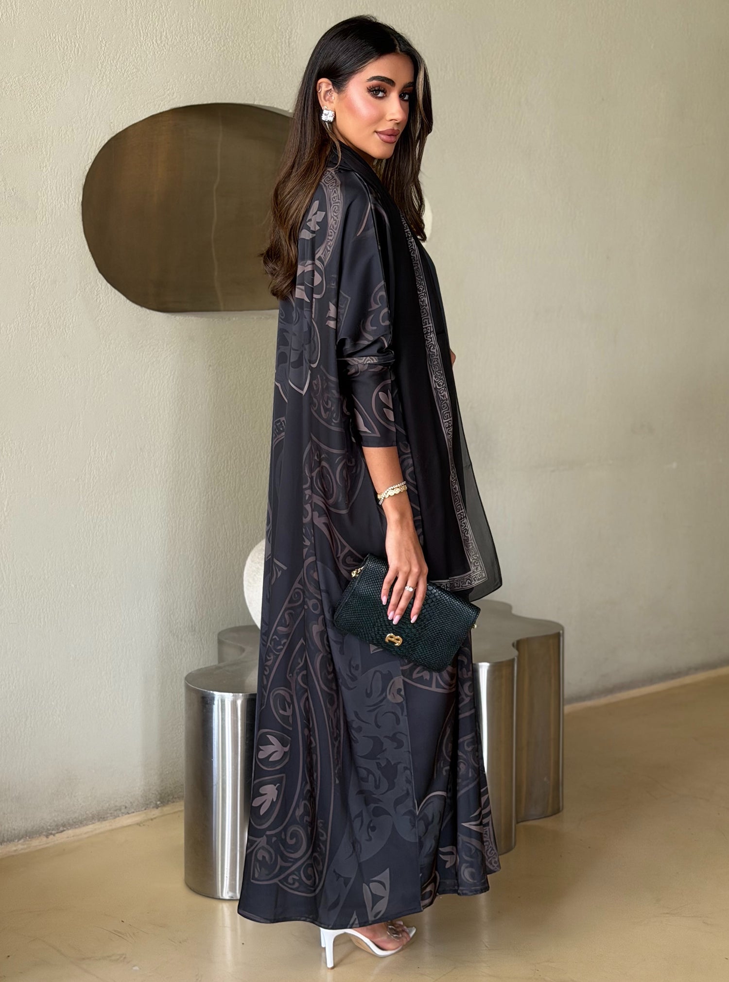 AT568 print Bisht Abaya